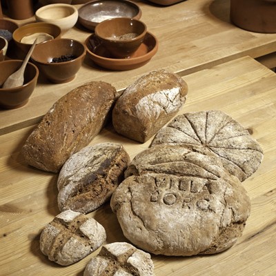 Brotbacken wie in der Antike im Archäologiepark Villa Borg