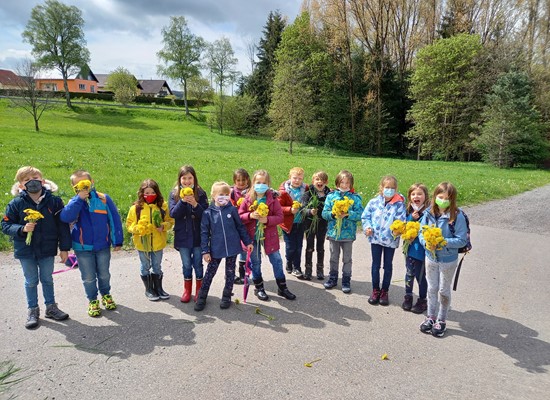 Schülerinnen und Schüler der Naturpakr-Schule Gusenburg bei der Projektwoche "Löwenzahn"